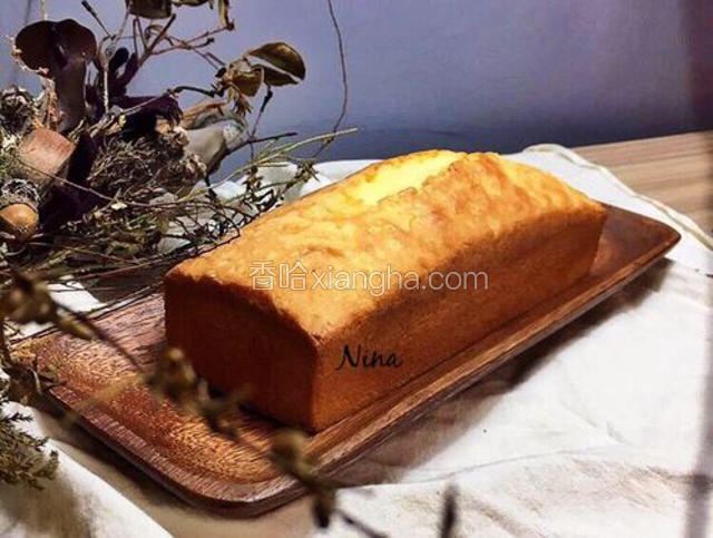出炉后揭下油纸，倒扣放凉即可享用美味的磅蛋糕了。
Bon appetite.