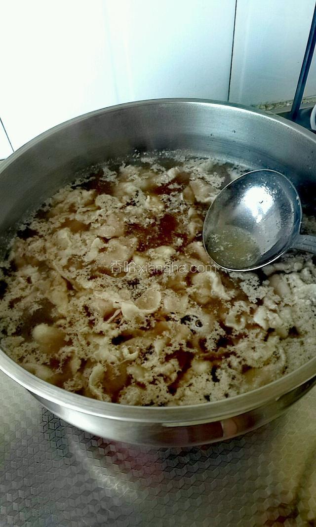 把羊肉片在锅里开水汆一下入，以便去浮末和腥气