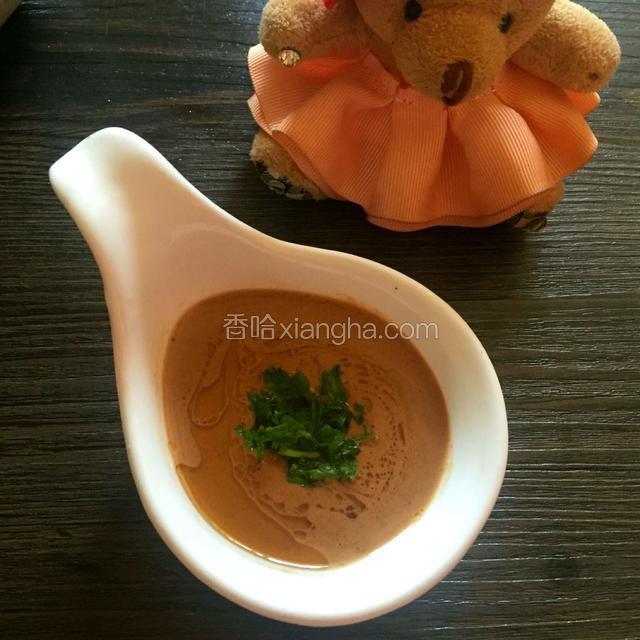芝麻酱加水稀释，加入酱豆腐和酱豆腐汤，韭菜花搅拌均匀，淋入辣椒油，几滴香油撒适量香菜末搅拌均匀美味的芝麻酱蘸着菜品吃。