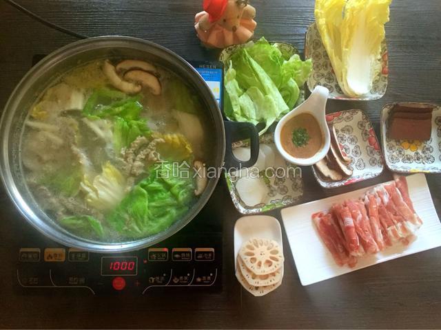 不时的要把羊肉煮出来的浮末撇干净再继续煮美味。