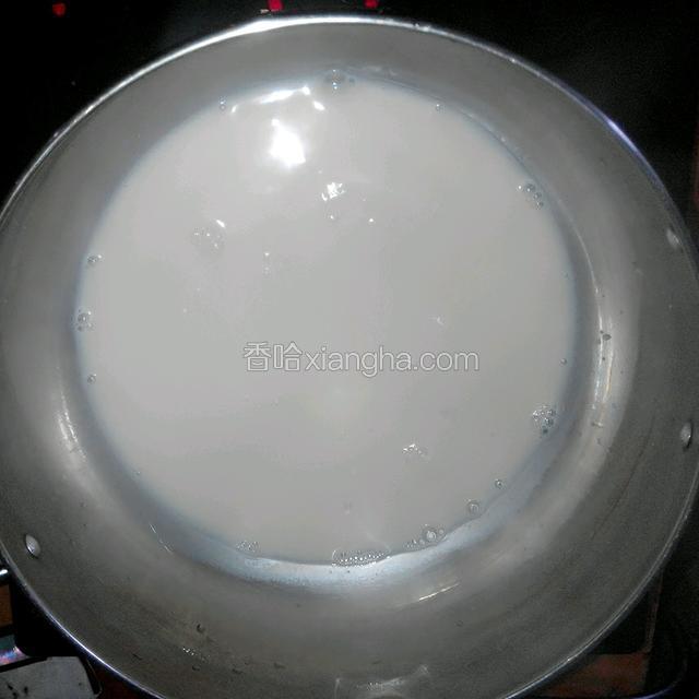 然后加入牛奶，小火煮开就可以啦！