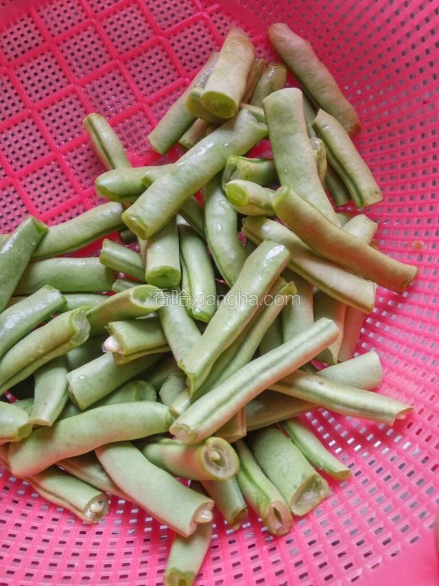 豆角洗净掰成段