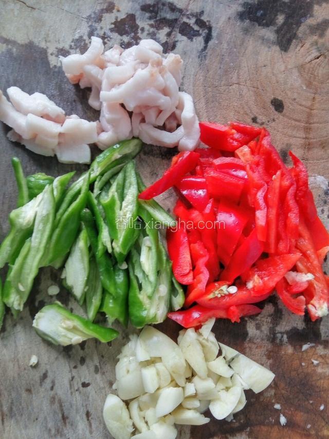 肉，辣椒分别切丝，蒜瓣切粒备用