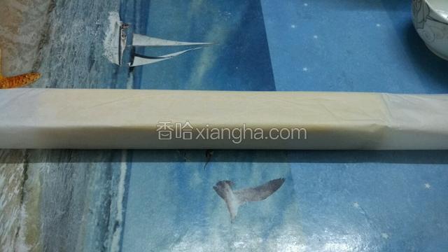 用油纸或者保鲜膜整形，放入冰箱冷冻1个小时