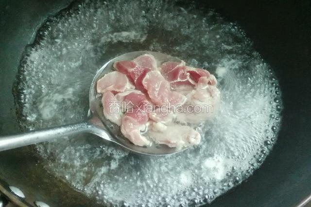 锅里烧开水，把肉放进去烫一下捞出控水。