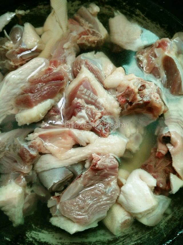 将鸭子切块，放锅里焯水，去除血沫
笋干泡发