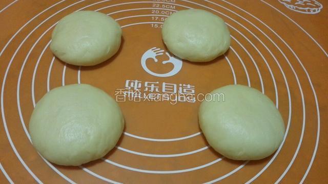 揉均排气分成四个大小相同面团！