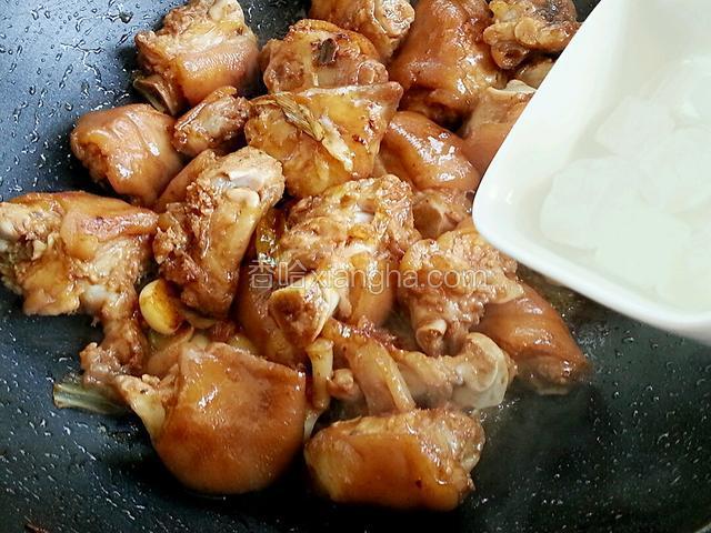 加入冰糖翻炒
