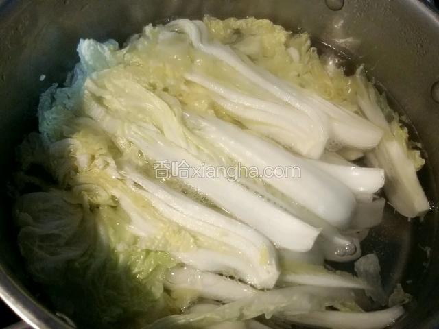 水开加盐放娃娃菜焯熟；