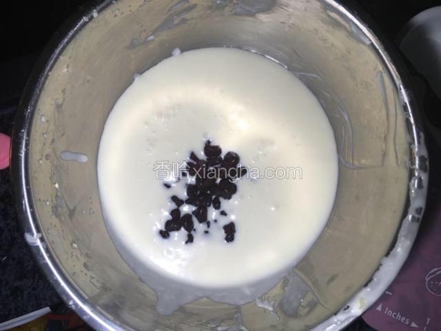 淡奶油打发，分三次倒入奶酪糊搅拌均匀加入红豆搅拌均匀后倒入模具，放入冰箱冷冻十分钟