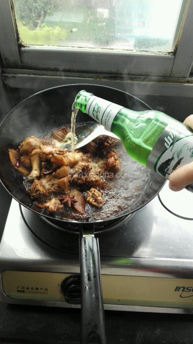 将一瓶啤酒全部倒入锅中