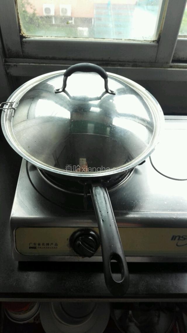加盖中小火炖煮30分钟左右