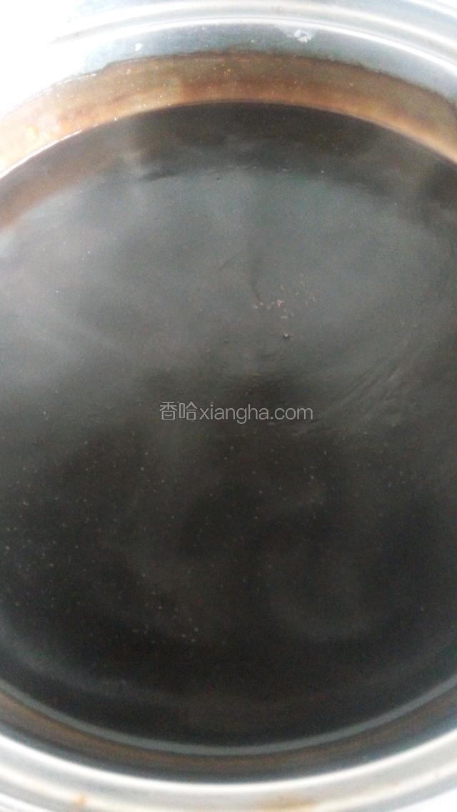 50克的仙草粉放入2500克的水里搅拌均匀，然后放在锅里边煮边搅拌，直到煮开为止。。