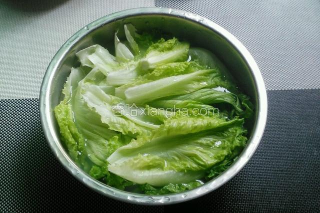 
生菜一叶一叶掰开放在水龙头下冲洗后放米水里浸泡一会。