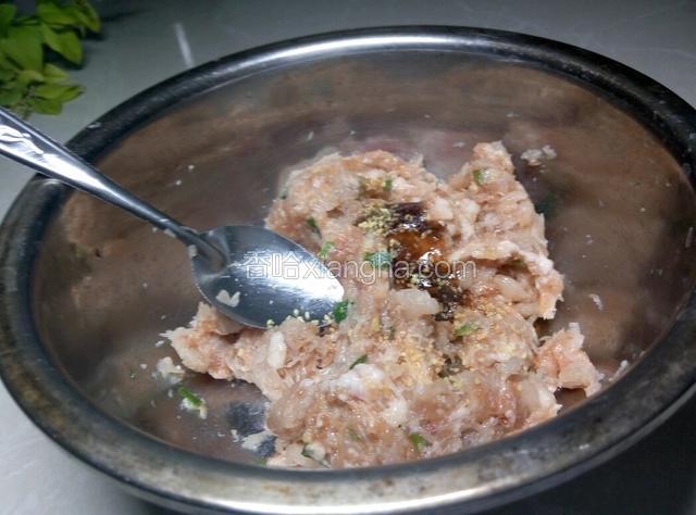 鱼肉跟刚刚剁好的猪肉放一起搅拌，倒耗油，料酒，鸡精，味极鲜，