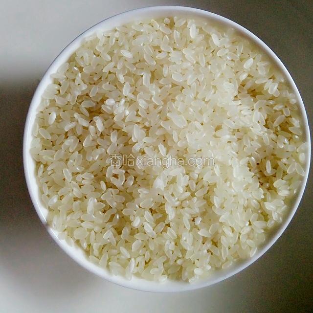 准备一平碗大米
