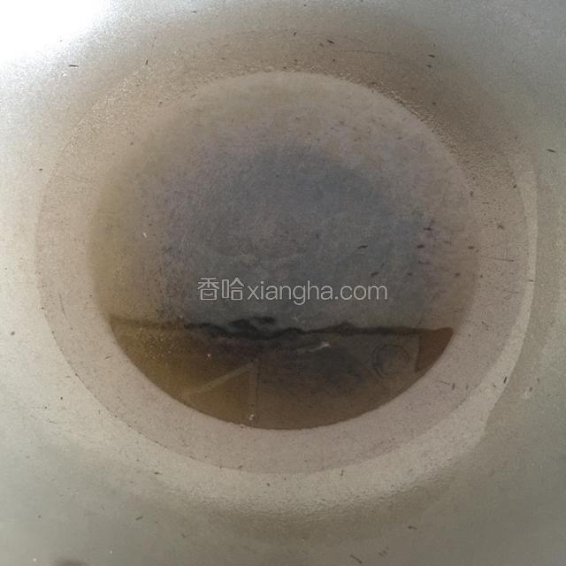 锅内放油加热7成