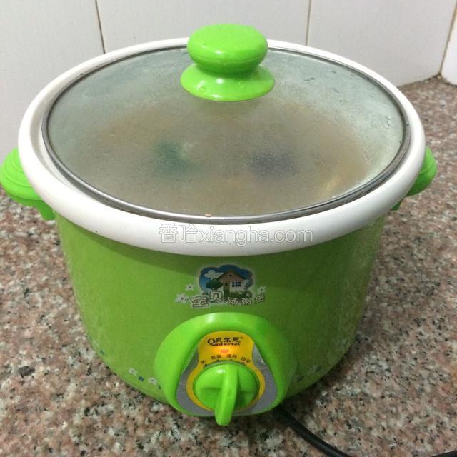 加米酒盖上盖子炖至1.5小时。