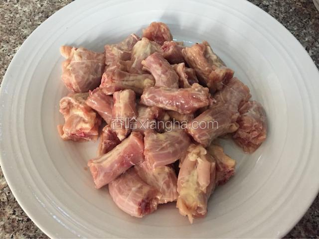去掉鸡脖子表面的一层油脂