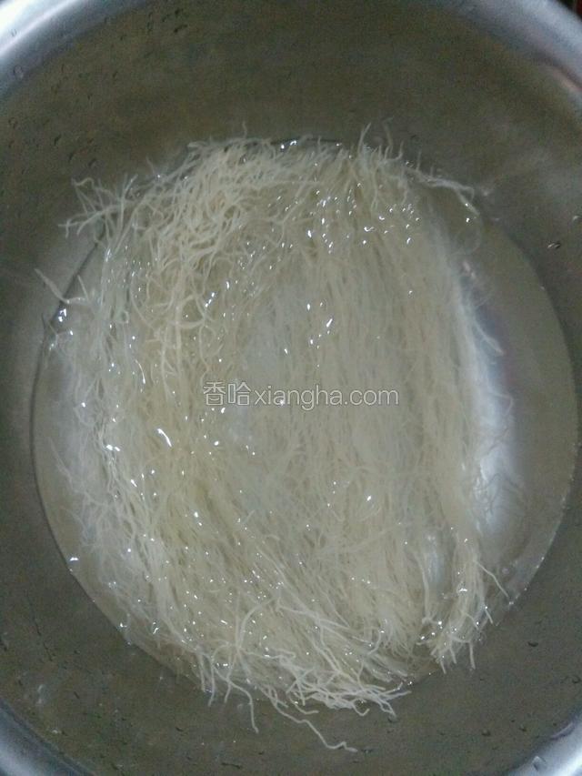 把粉丝放入盆中，倒入温水泡5分钟左右