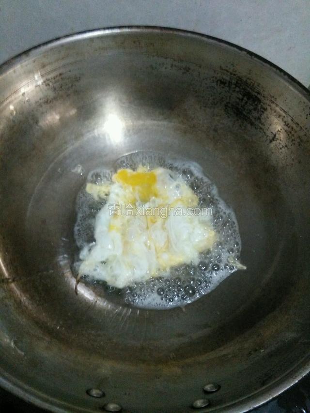 放油热锅，下鸡蛋翻炒