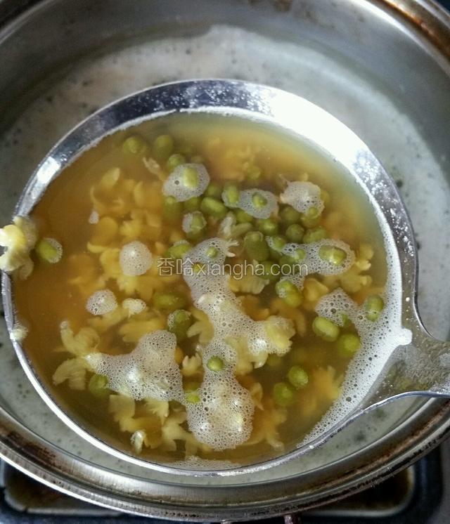 这是绿豆差不多已近煮开花了，这是倒入大米在小火煮20分钟。