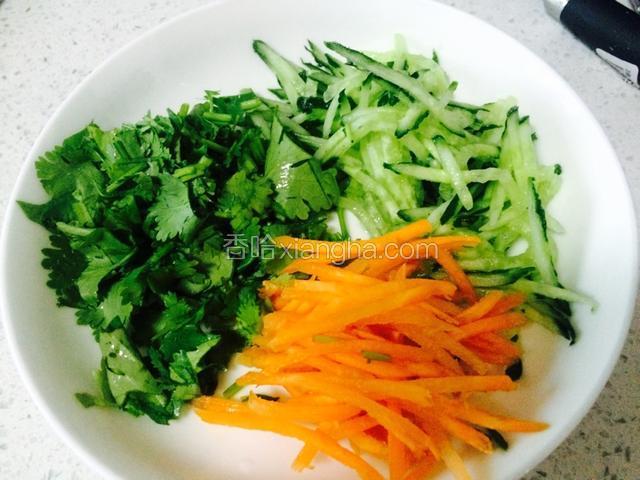黄瓜丝胡萝卜丝香菜末准备好。