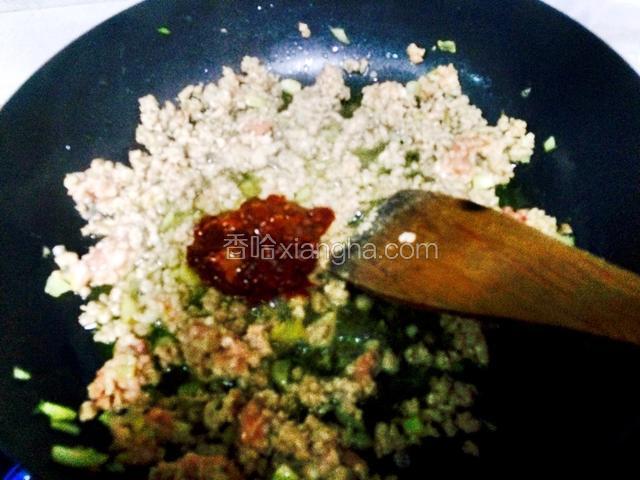 加郫县豆瓣酱炒匀。