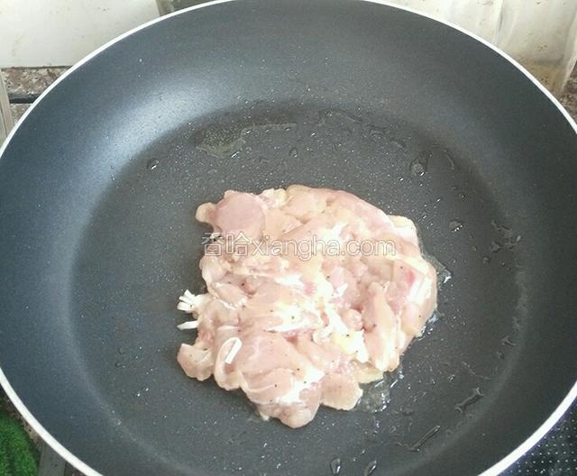 把鸡肉鸡皮朝下  煎至双面稍黄