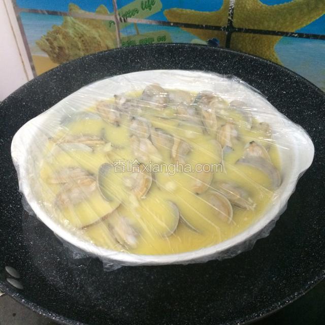 盖上保鲜膜，入蒸锅。