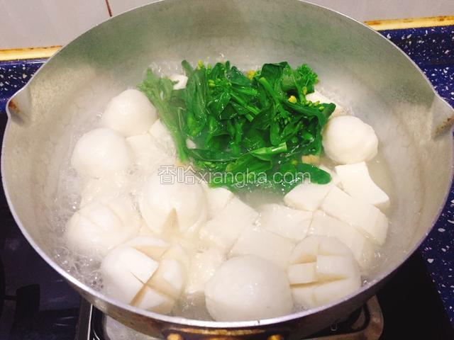 烧开后再煮两三分钟后加入青菜