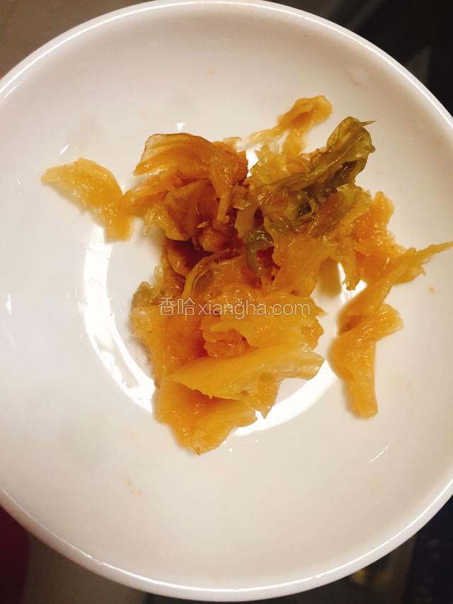加入少许冬菜，一小勺鸡粉（不用放盐，冬菜本身有咸味）一小勺食用油即可关火