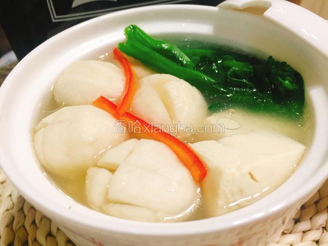 装汤碗加入红辣椒丝点缀就好
