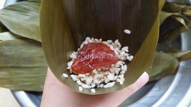 芦叶中放糯米和肉。