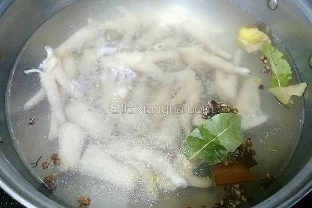 凉水下锅  把香料 和鸡爪倒入  放二勺料酒  大火煮开