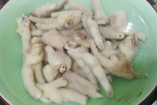 煮好的鸡爪立刻用凉开水冲洗  去掉杂质