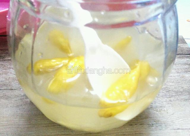 调制泡鸡爪的水  把泡椒泡姜（记得把泡椒的水也加入）  盐  鸡精 白醋 加适量的水  试一下味道