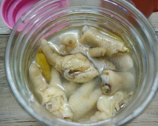 鸡爪彻底放凉后  装罐