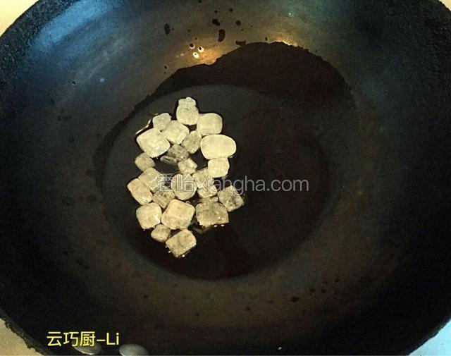 锅洗干净，烧热加15 克花生油，小火化冰糖。