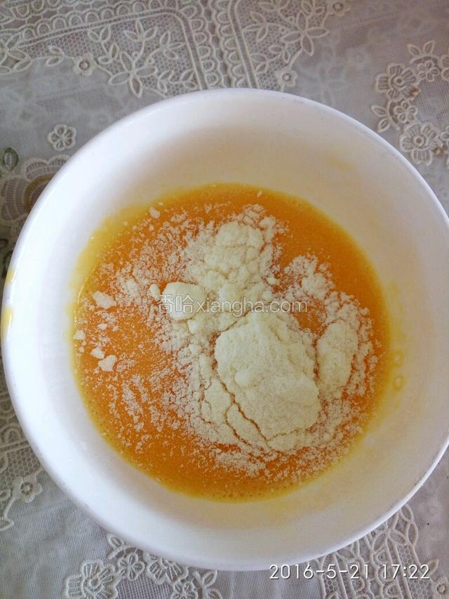 鸡蛋打散加入适量盐、奶粉搅拌均匀。