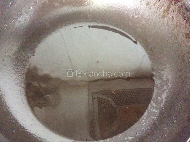锅中倒入油
