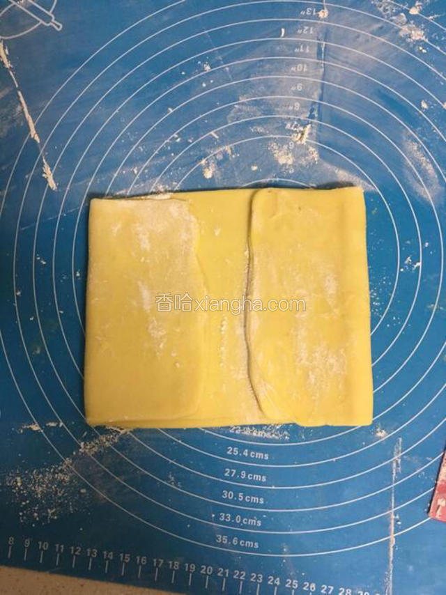     对折时，中间稍微留一点。（从第二次四折时，第一次对折中间就需要留一点，见图。这样再对折时减少折叠处漏油的可能性。）然后再对折，就完成了千层酥皮的制作了！    做好的千层酥皮可以制作酥皮蛋挞、派、蝴蝶酥、拿破仑酥等多种甜点。
