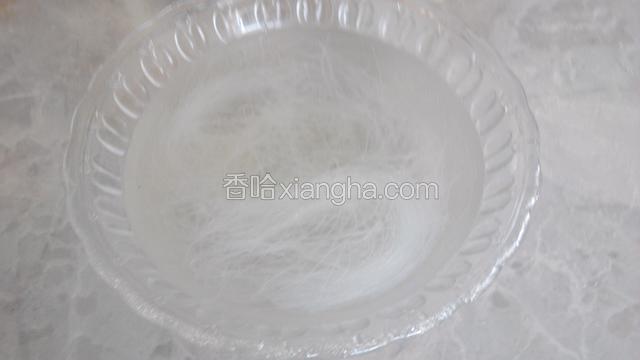 粉丝剪断，用凉水泡软