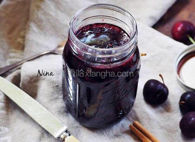 美味诱人的樱桃果酱搭配面包、酸奶、冰激凌、芝士蛋糕等都是极好的。Bon appetite.