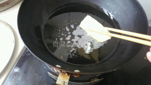油热了改中小火放入馒头片炸