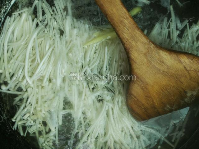 放入生姜片，再放金针菇
