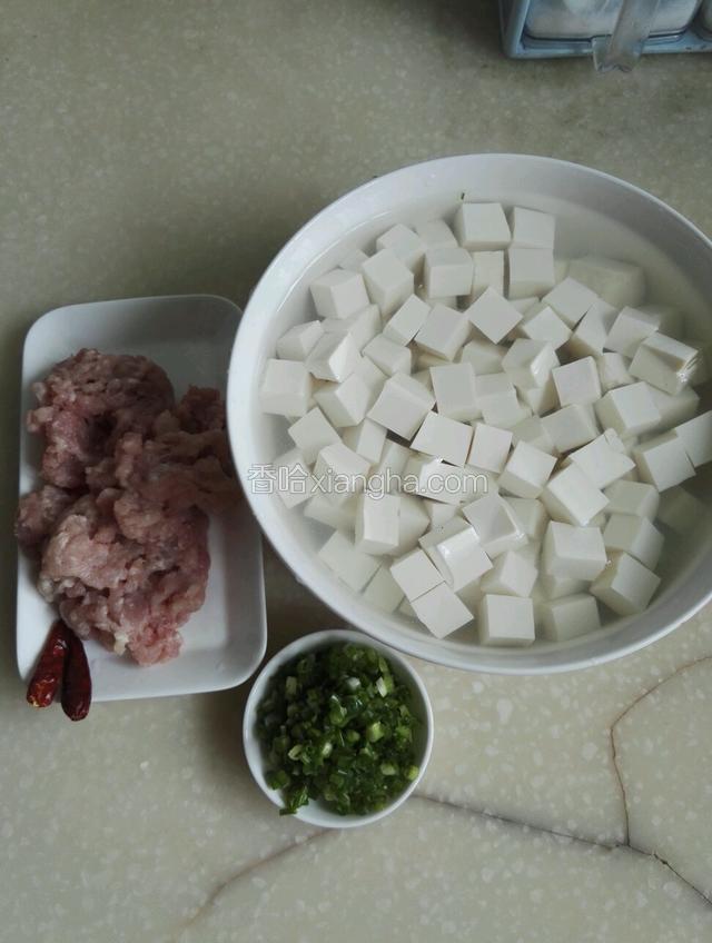 准备好食材，如图下豆腐切块提前用盐水浸泡一会儿去除豆腥味
