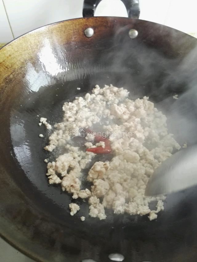 铁锅烧热放入适量色拉油把肉末和干辣椒煸炒一下肉末炒熟就行啦
