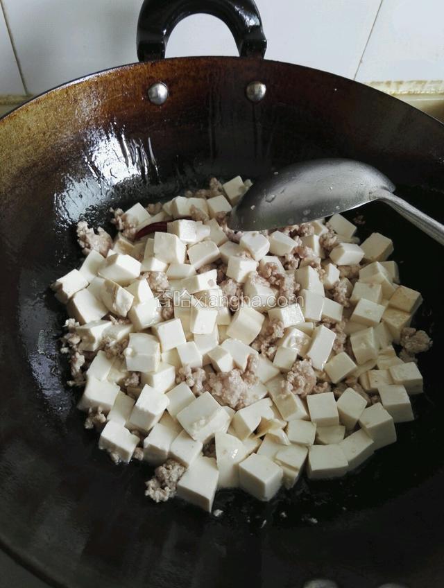 煸炒好把豆腐控干水分放入锅中煸炒均匀