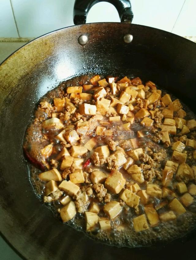 放入老抽，生抽，盐，糖和适量水大火煮
